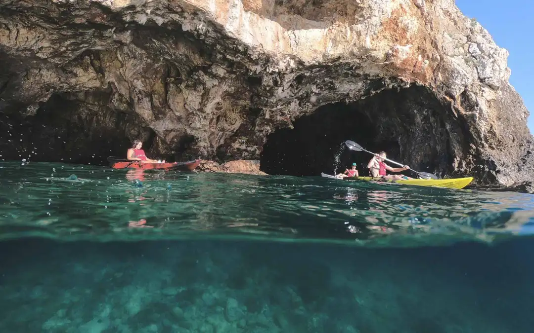 Tour in kayak con bagno in una grotta