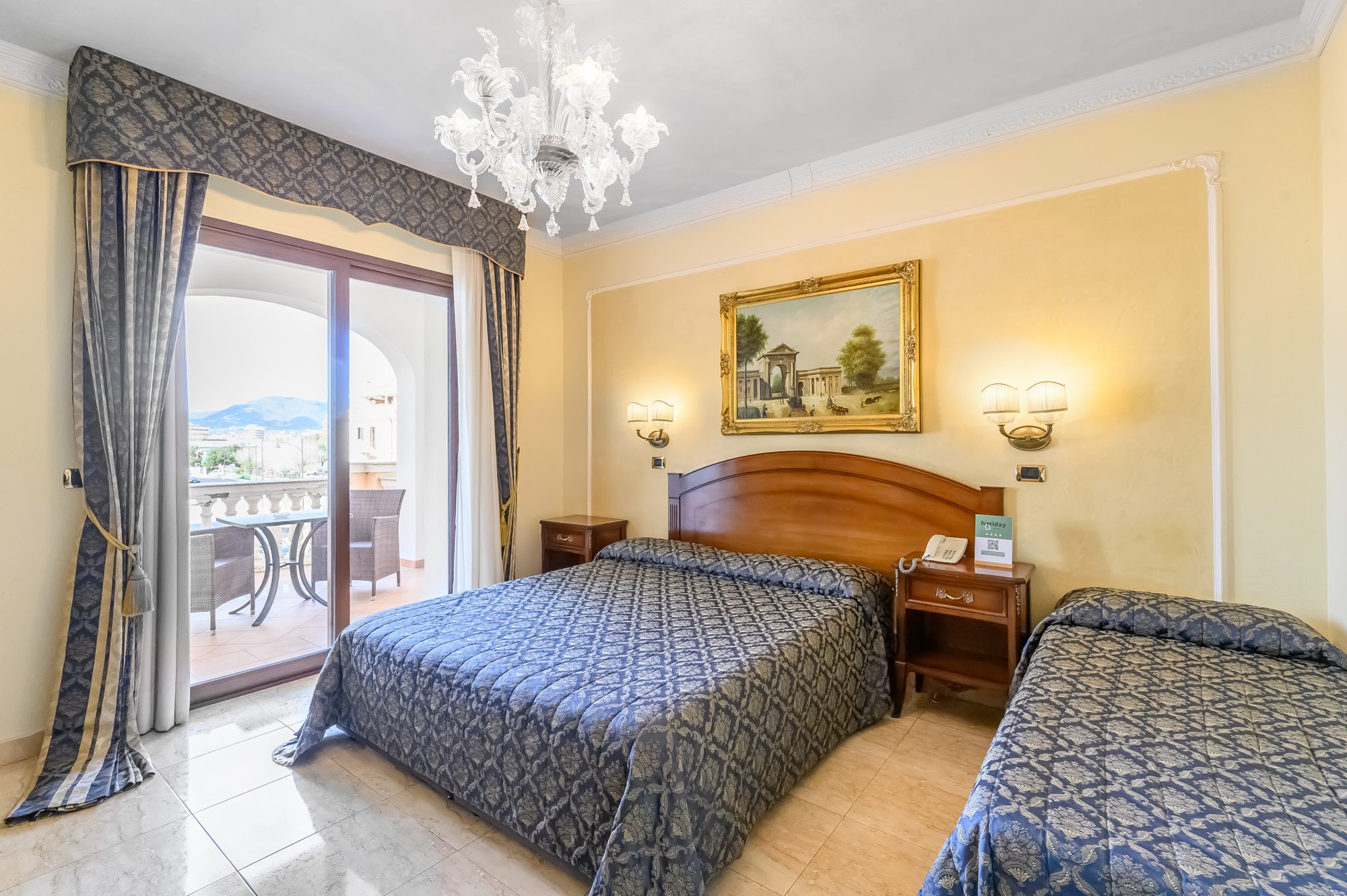 Camera Tripla con Vista Interna