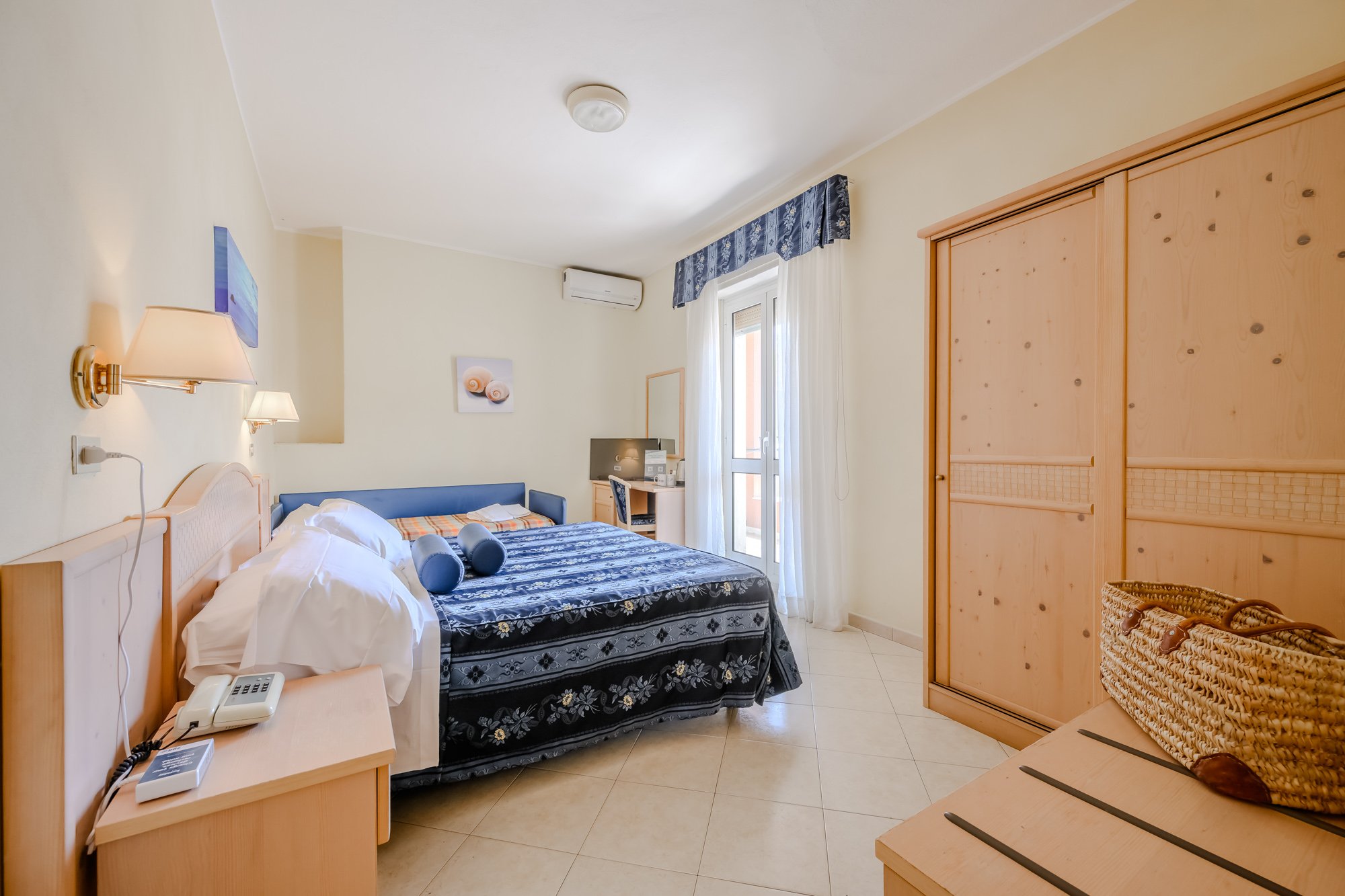 Camera Quadrupla Superior