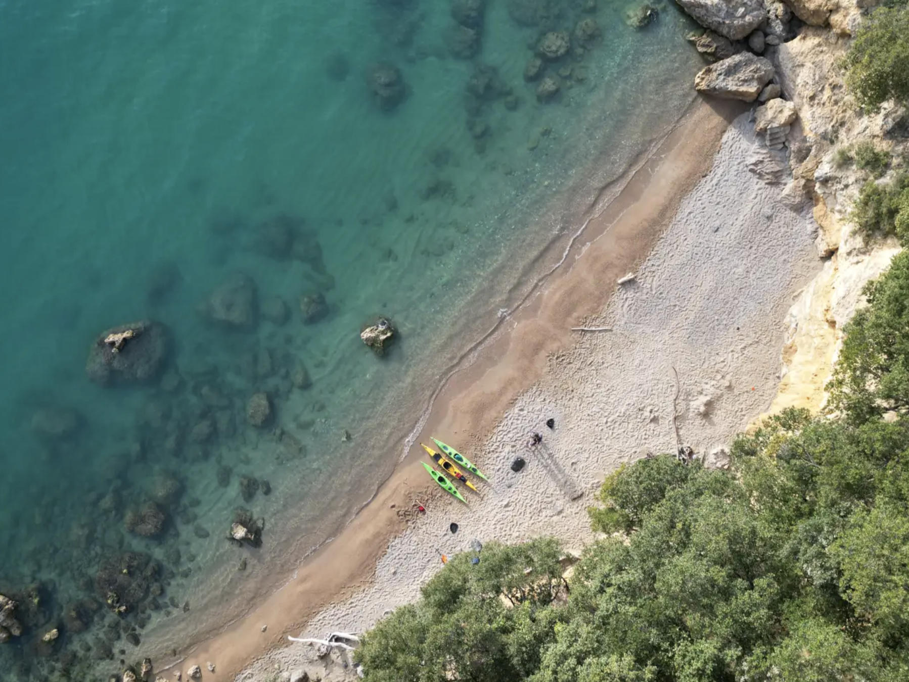 Tour in kayak tra le calette e le grotte