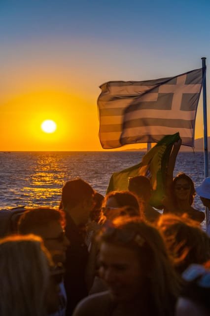 Festa in barca al tramonto con open bar e DJ set