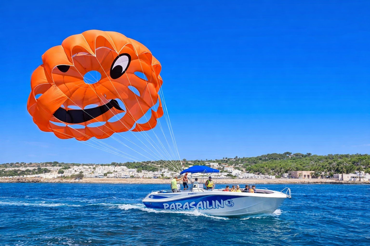 Parasailing sulla costa del Salento a Torre Vado